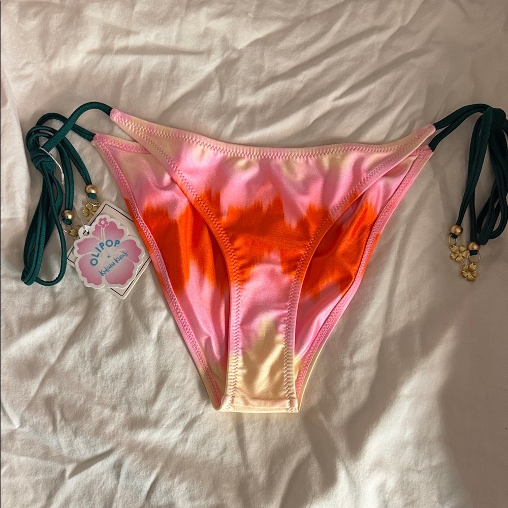 Kulani Kinis Strawberry Vanilla Full coverage Olipop medoum bottim NWT